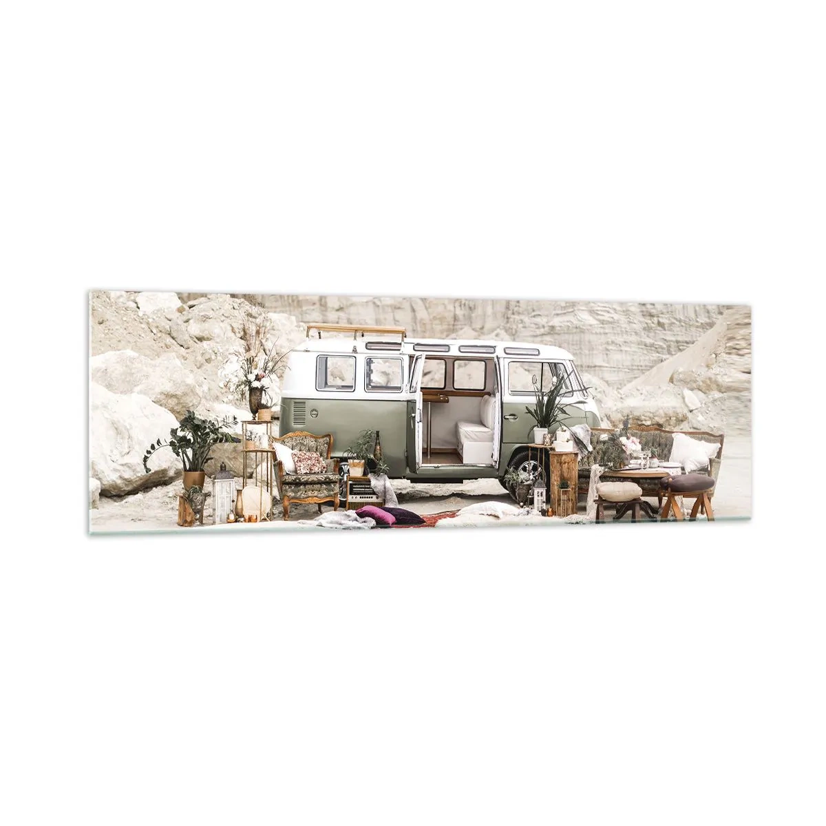 Obraz na szkle - Retro camper z aranżacją boho na tle skalistego krajobrazu - 160x50cm - Podróż czas zacząć - Nowoczesna dekoracja ścienna do salonu i sypialni ARTTOR