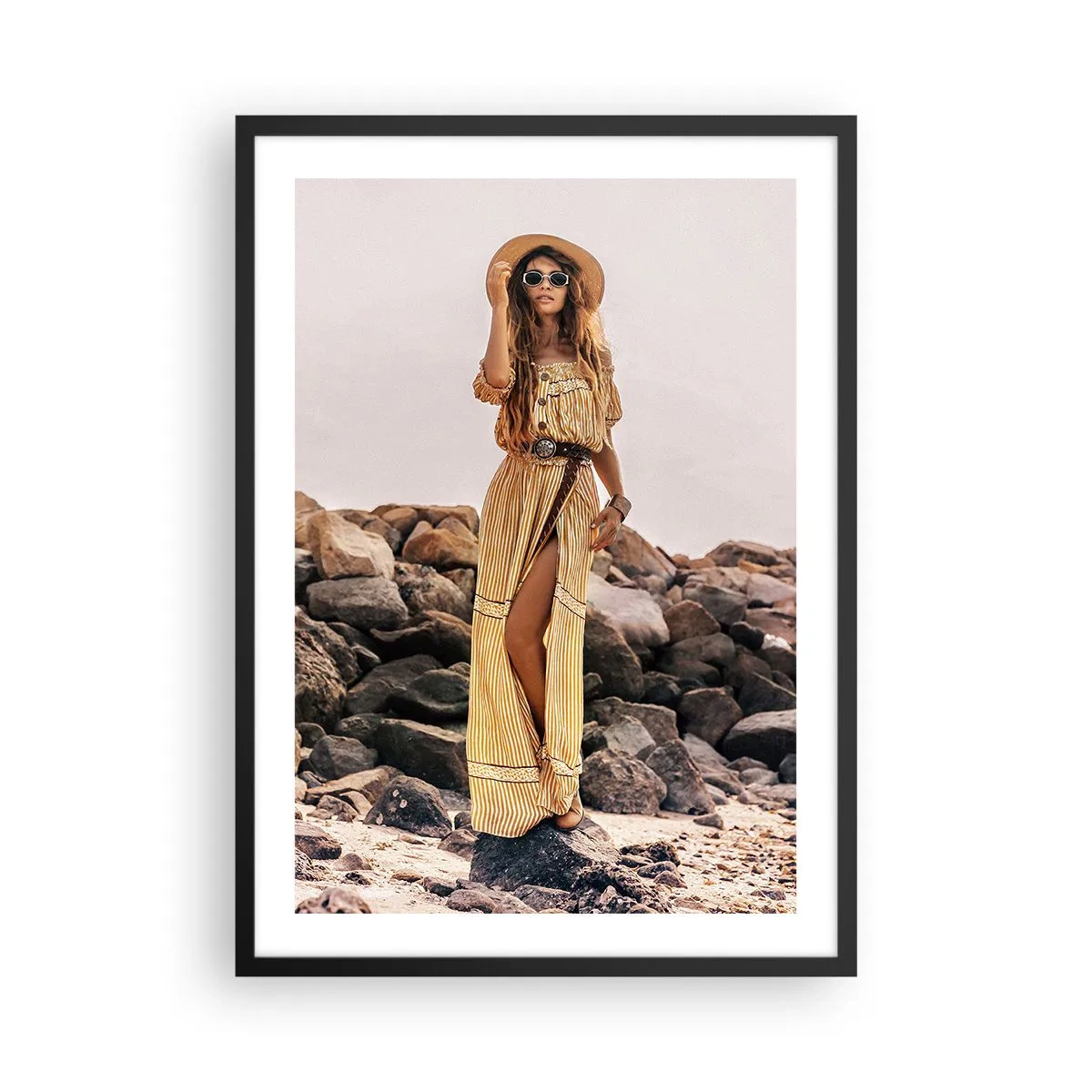 Plakat w czarnej ramie - Stylowa kobieta w boho sukience na tle skał - 50x70cm - Magia kamieni - Nowoczesna dekoracja ścienna do salonu i sypialni ARTTOR