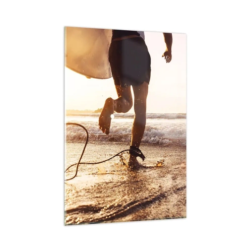 Obraz na szkle - Surfer biegnący po plaży z deską w blasku słońca - 80x120cm - Na spotkanie fali - Nowoczesna dekoracja ścienna do salonu i sypialni ARTTOR