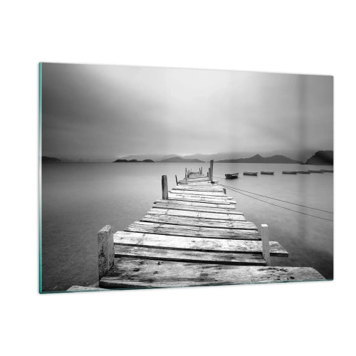 Obraz na szkle - Drewniany pomost nad spokojnym jeziorem w czerni i bieli - 120x80cm - Za górami, za morzami - Nowoczesna dekoracja ścienna do salonu, kuchni i sypialni ARTTOR