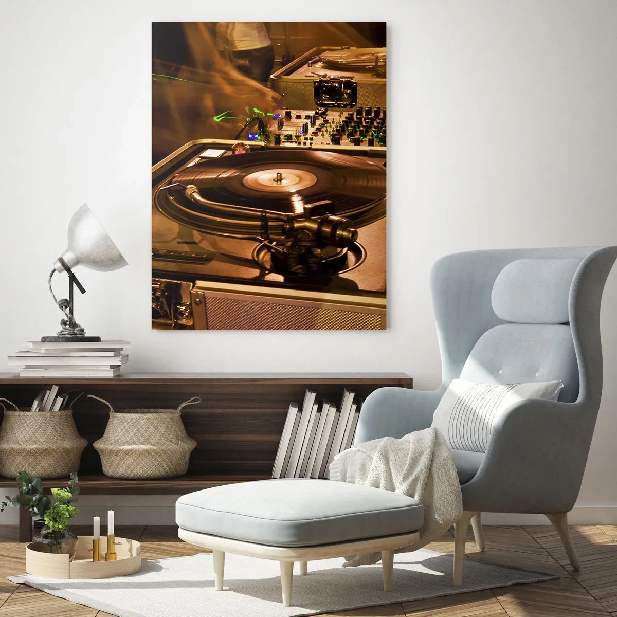 Obraz na szkle - Sprzęt DJ z gramofonem i mikserem podczas imprezy - 80x120cm - Czujesz tę moc? - Nowoczesna dekoracja ścienna do salonu i sypialni ARTTOR