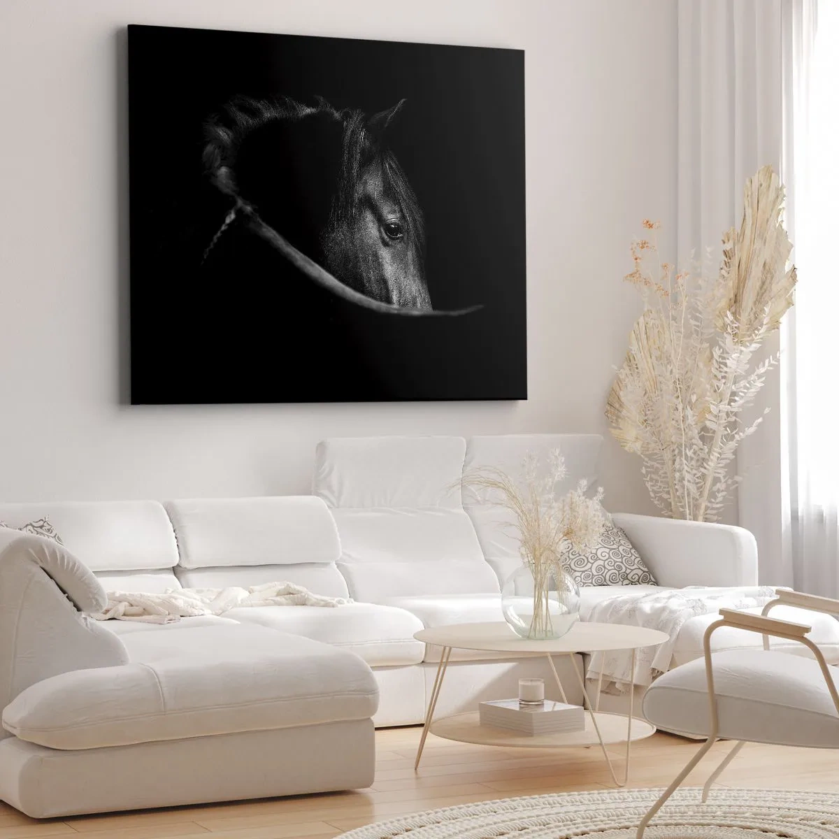 Obraz na płótnie - Czarno-biały portret konia w subtelnej grze światła i cienia na ciemnym tle - 70x50cm - Czarny książę - Nowoczesna dekoracja ścienna do salonu i sypialni ARTTOR