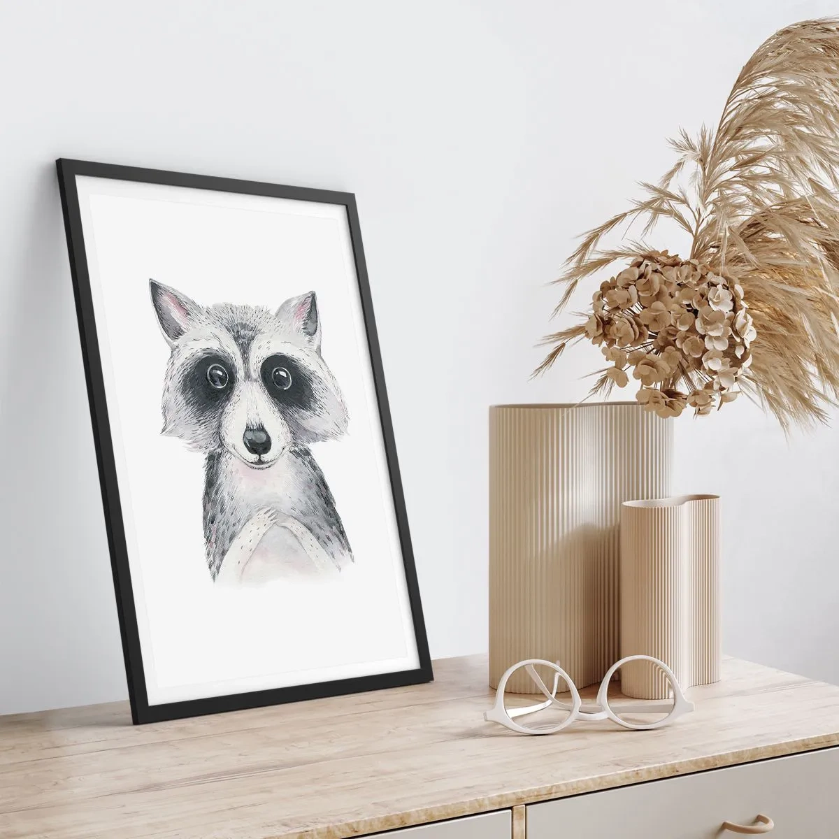 Plakat w czarnej ramie - Uroczy szop przedstawiony na białym tle - 50x70cm - Chwila na wzruszenie - Nowoczesna dekoracja ścienna do salonu i sypialni ARTTOR
