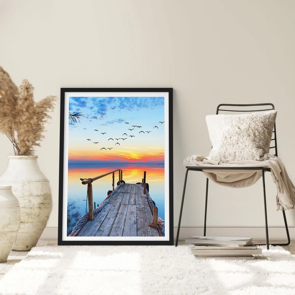 Plakat w czarnej ramie - Pomost nad jeziorem o zachodzie słońca - 50x70cm - Pora wracać… - Nowoczesna dekoracja ścienna do salonu i sypialni ARTTOR