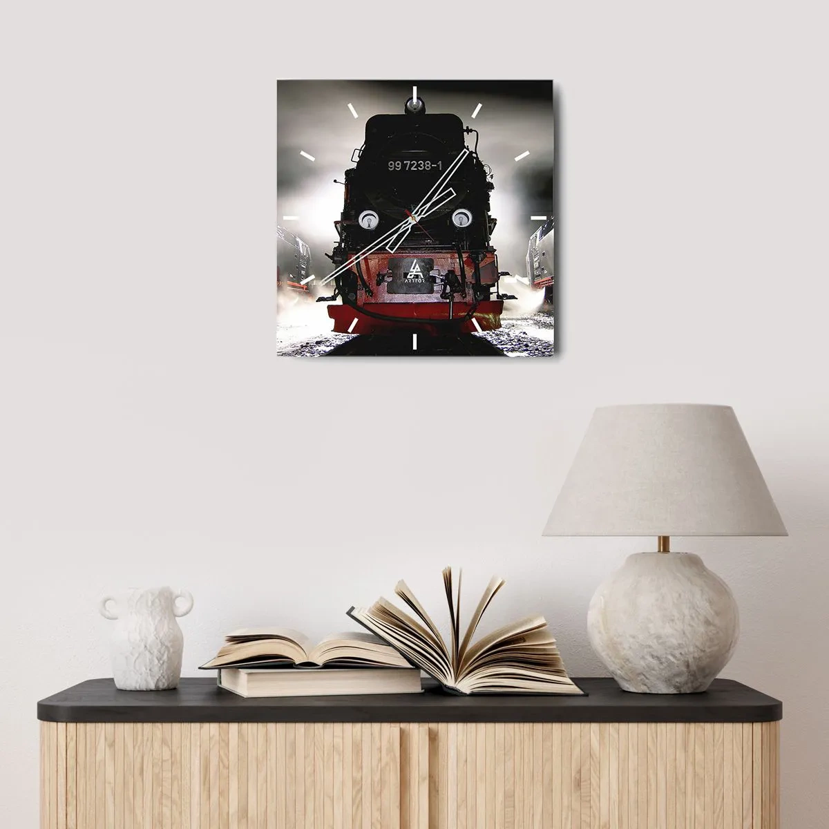 Zegar ścienny - Parowóz otoczony parą na tle ciemnego nieba w klimatycznej scenerii - 30x30cm - Stoi i sapie, dyszy i dmucha - Nowoczesna dekoracja ścienna do salonu i sypialni ARTTOR