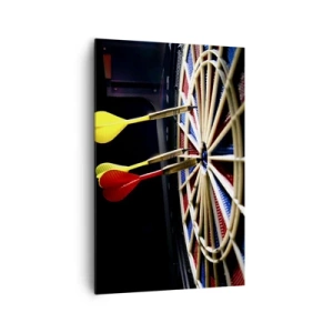 Obraz na płótnie - Tarcza do darta z trafionymi lotkami na czarnym tle - 80x120cm - W samo sedno - Nowoczesna dekoracja ścienna do salonu i sypialni ARTTOR