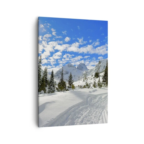 Obraz na płótnie - Zaśnieżone góry pod błękitnym niebem z chmurami - 50x70cm - W śniegu i w słońcu - Nowoczesna dekoracja ścienna do salonu, kuchni i sypialni ARTTOR