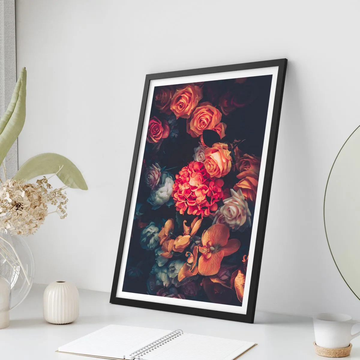 Plakat w czarnej ramie - Kompozycja ciemnych kwiatów z nutą barokowej estetyki - 50x70cm - Jak u holenderskich mistrzów - Nowoczesna dekoracja ścienna do salonu i sypialni ARTTOR