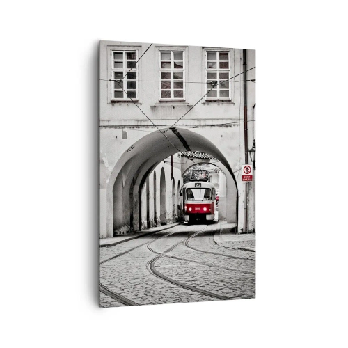 Obraz na płótnie - Czarno-biały tramwaj w zabytkowej uliczce miasta - 80x120cm - Przez miejski labirynt - Nowoczesna dekoracja ścienna do salonu i sypialni ARTTOR
