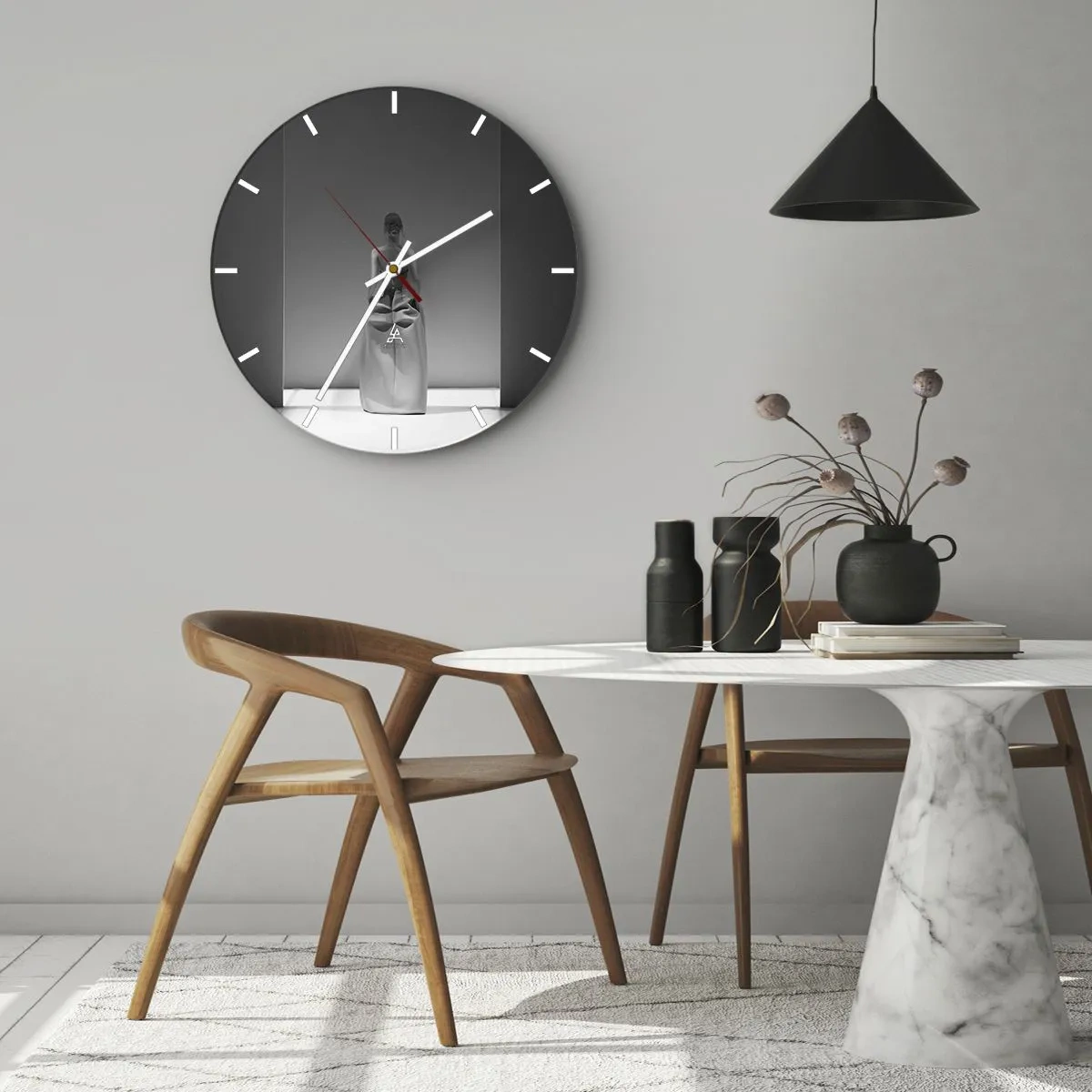 Zegar ścienny - Czarno-biała rzeźba kobiety w minimalistycznej przestrzeni - 30x30cm - Wyrafinowana prostota - Nowoczesna dekoracja ścienna do salonu, kuchni i sypialni ARTTOR