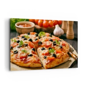 Obraz na płótnie - Pizza z pomidorami, oliwkami i świeżymi ziołami na stole - 120x80cm - Znów ci się upiekło - Nowoczesna dekoracja ścienna do salonu, kuchni i sypialni ARTTOR