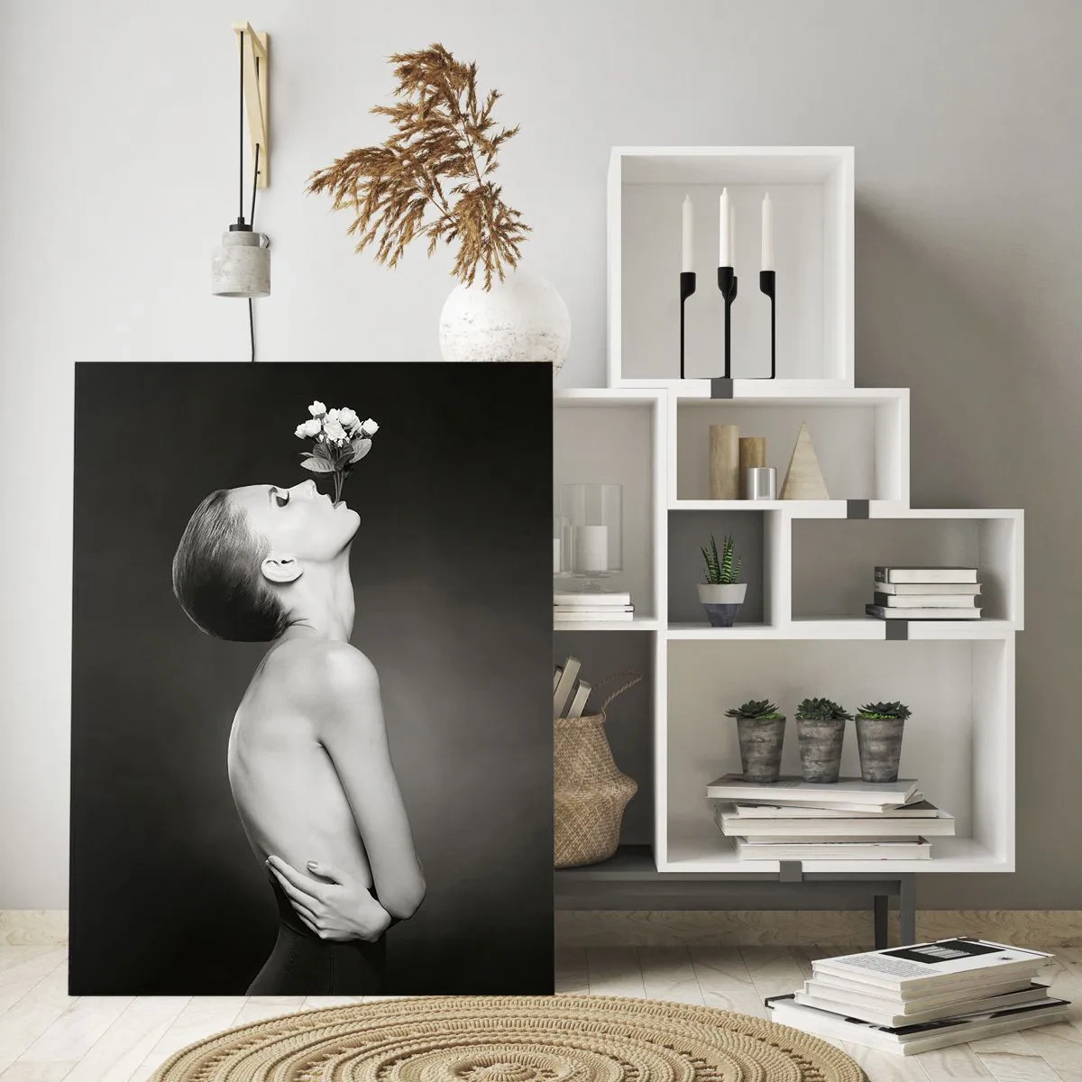 Obraz na szkle - Kobieta z kwiatem w ustach w czarno-białym portrecie - 50x70cm - Ekscentryczna elegancja - Nowoczesna dekoracja ścienna do salonu, kuchni i sypialni ARTTOR