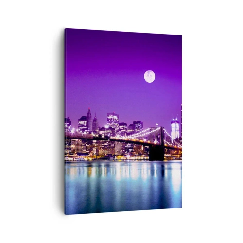 Obraz na płótnie - Brooklyn Bridge z widokiem na Nowy Jork w nocy - 50x70cm - Światła wielkiego miasta we fiolecie - Nowoczesna dekoracja ścienna do salonu, kuchni i sypialni ARTTOR