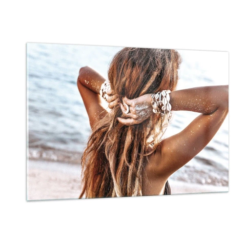 Obraz na szkle - Kobieta z długimi włosami na plaży, w otoczeniu muszli i piasku - 120x80cm - Siostra wody i słońca - Nowoczesna dekoracja ścienna do salonu, kuchni i sypialni ARTTOR