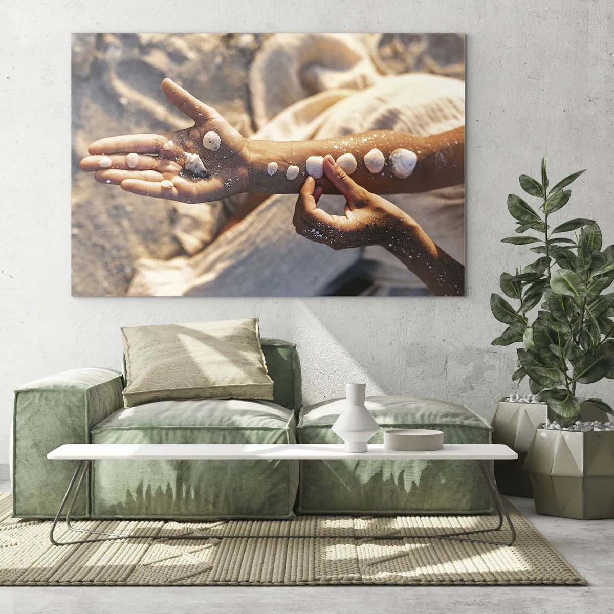 Obraz na szkle - Dłonie dziecka z muszelkami na tle piasku i tkaniny - 70x50cm - Piękno w zasięgu ręki - Nowoczesna dekoracja ścienna do salonu i sypialni ARTTOR