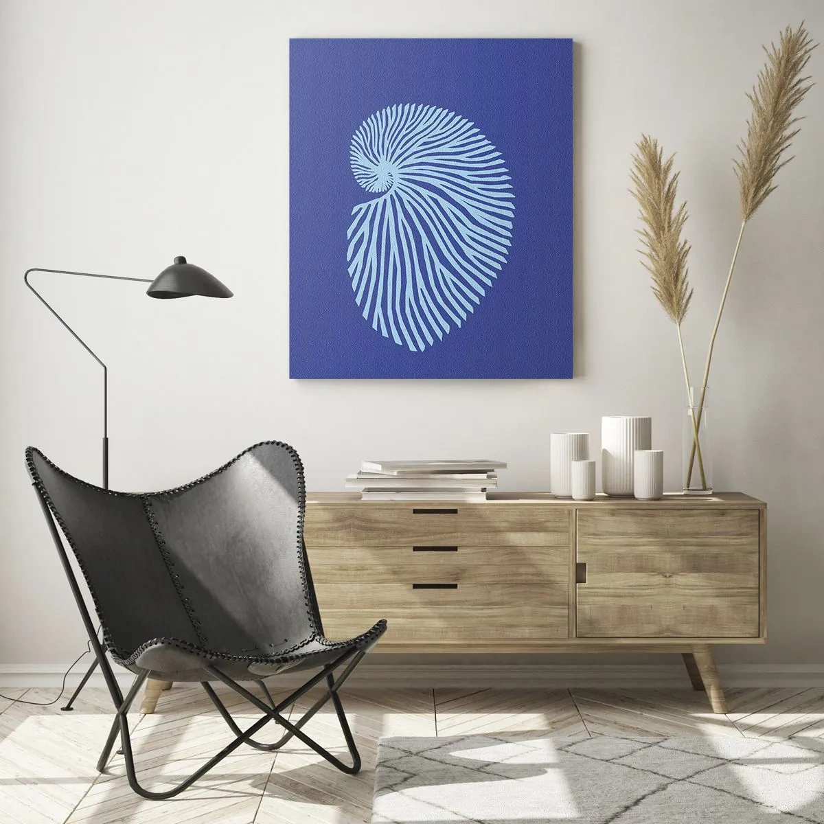 Obraz na szkle - Minimalistyczna grafika muszli spiralnej w odcieniach błękitu na ciemnym tle - 80x120cm - Narodziny muszli - Nowoczesna dekoracja ścienna do salonu i sypialni ARTTOR