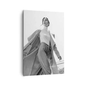 Obraz na płótnie - Stylowa kobieta w płaszczu na tle architektury w czerni i bieli - 70x100cm - Idziesz ze mną? - Nowoczesna dekoracja ścienna do salonu i sypialni ARTTOR