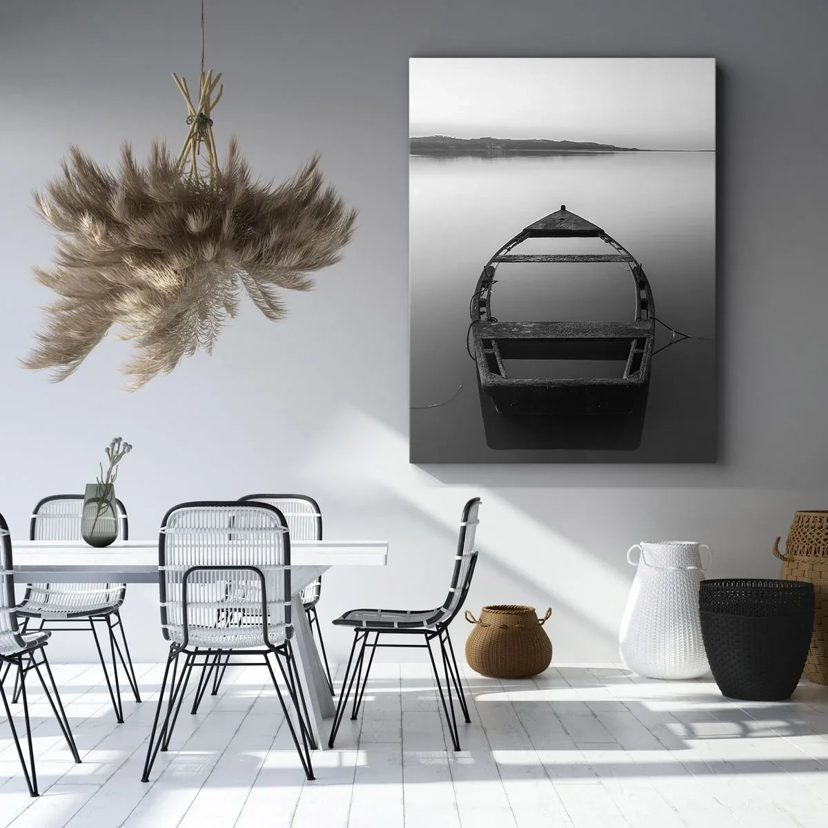 Obraz na płótnie - Samotna łódź na spokojnym jeziorze w odcieniach czarno-białych - 70x100cm - Tęsknota i melancholia - Nowoczesna dekoracja ścienna do salonu i sypialni ARTTOR