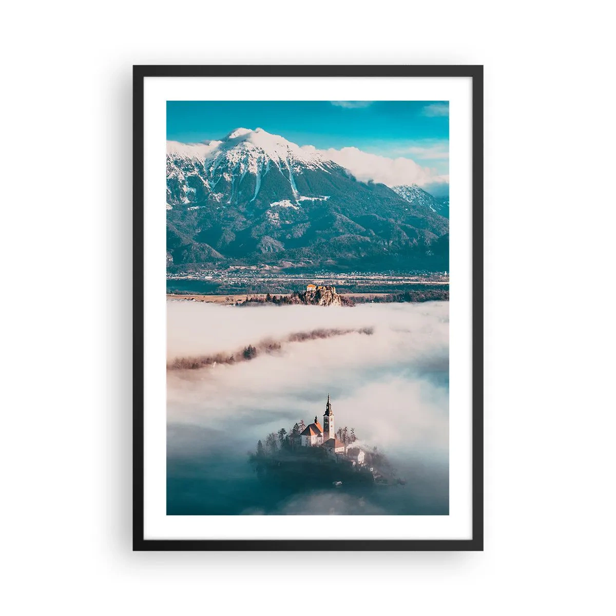 Plakat w czarnej ramie - Kościół na wyspie otoczony mgłą z górskim tłem - 50x70cm - Początek baśni - Nowoczesna dekoracja ścienna do salonu i sypialni ARTTOR