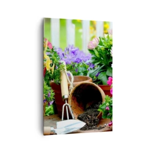 Obraz na płótnie - Kolorowe kwiaty w doniczkach z narzędziami ogrodniczymi na stole - 80x120cm - Ogródek Zosi - Nowoczesna dekoracja ścienna do salonu i sypialni ARTTOR