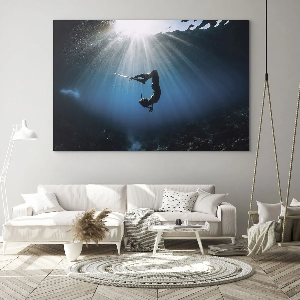 Obraz na szkle - Nurek w ruchu pod wodą w promieniach światła - 70x50cm - Podwodny taniec - Nowoczesna dekoracja ścienna do salonu i sypialni ARTTOR