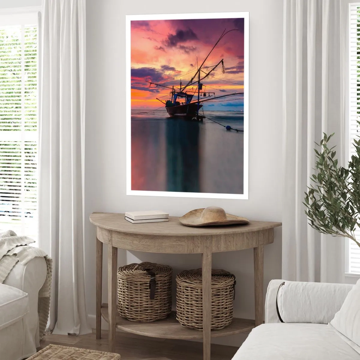 Plakat - Statek rybacki na tle zachodzącego słońca na plaży - 50x70cm - Egzotyczny wieczór - Nowoczesna dekoracja ścienna do salonu, kuchni i sypialni ARTTOR