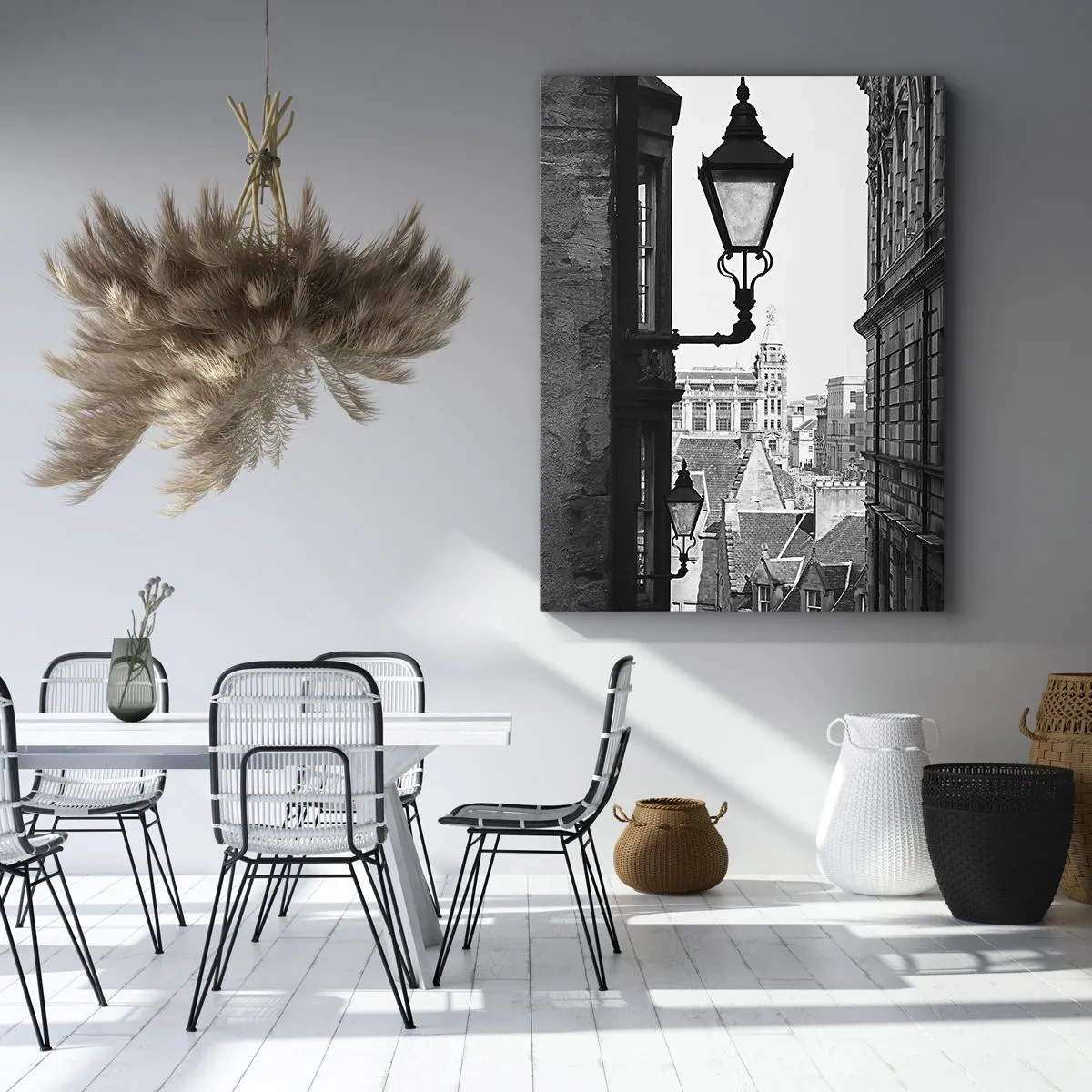 Obraz na płótnie - Czarno-biała fotografia uliczki w Edynburgu z latarniami - 50x70cm - Edynburska opowieść - Nowoczesna dekoracja ścienna do salonu, kuchni i sypialni ARTTOR