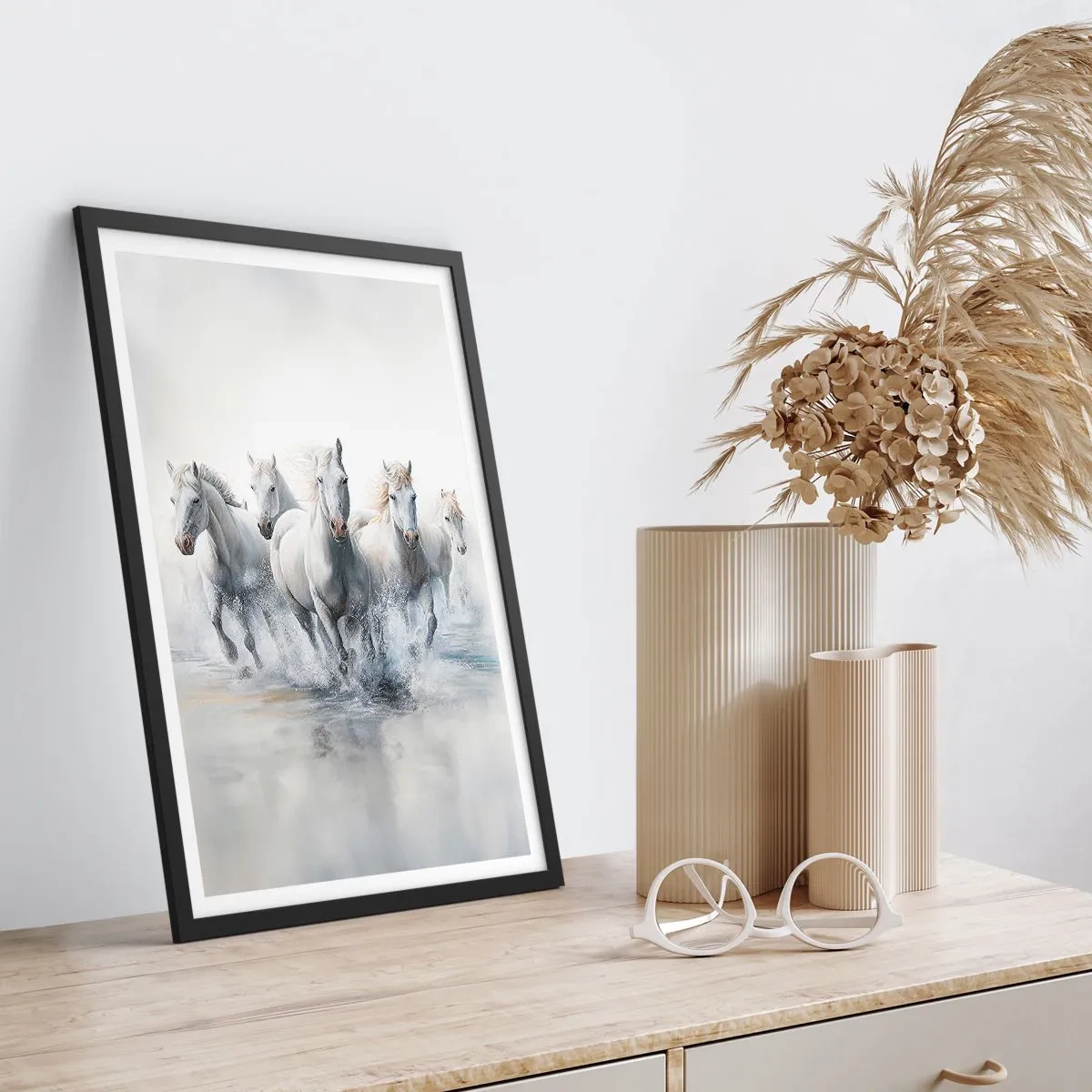 Plakat w czarnej ramie - Białe konie galopujące przez wodę w dynamicznej scenerii - 50x70cm - Biała magia - Nowoczesna dekoracja ścienna do salonu i sypialni ARTTOR