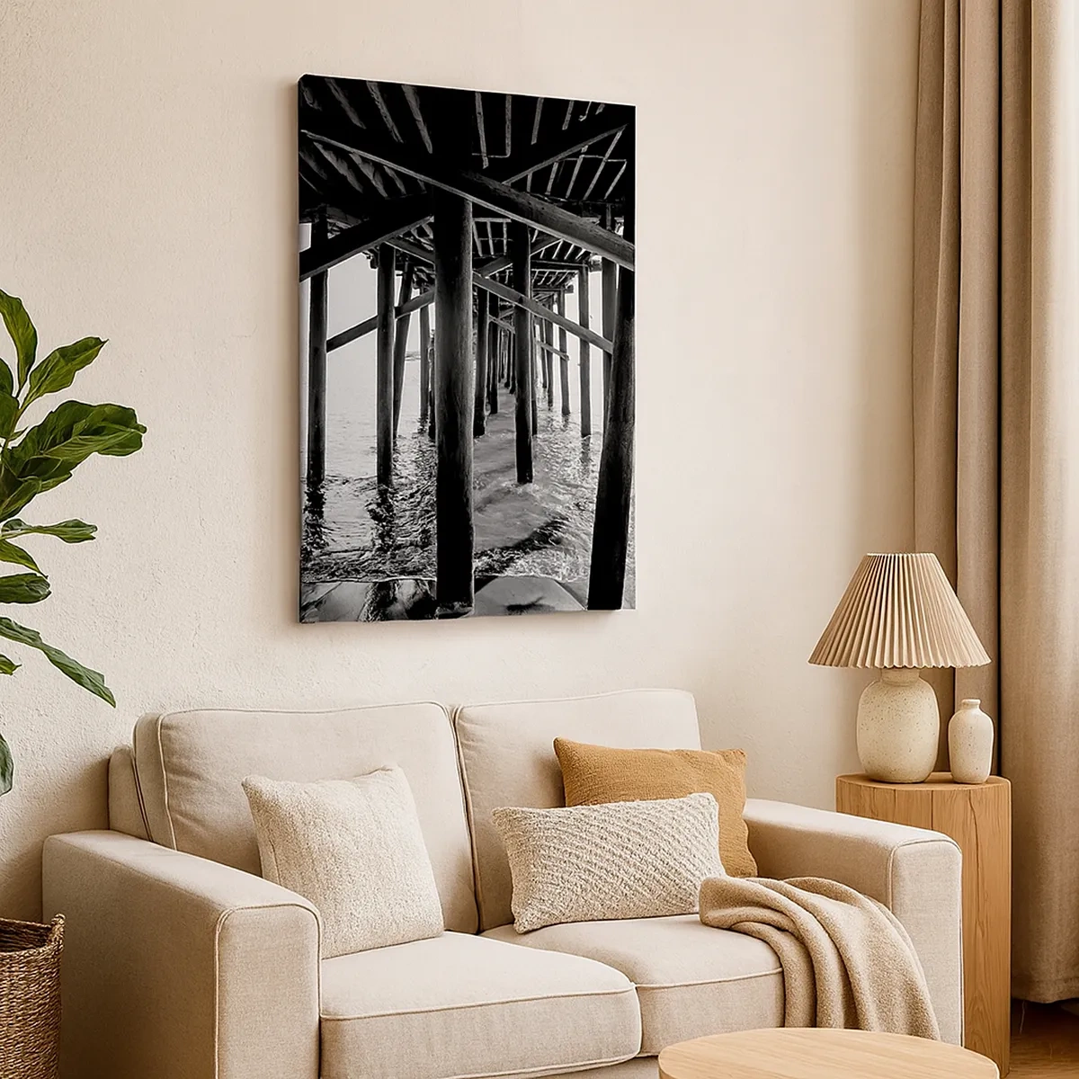 Obraz na płótnie - Czarno-biała fotografia drewnianej konstrukcji mola nad wodą - 50x70cm - Plażowa kryjówka - Nowoczesna dekoracja ścienna do salonu, kuchni i sypialni ARTTOR