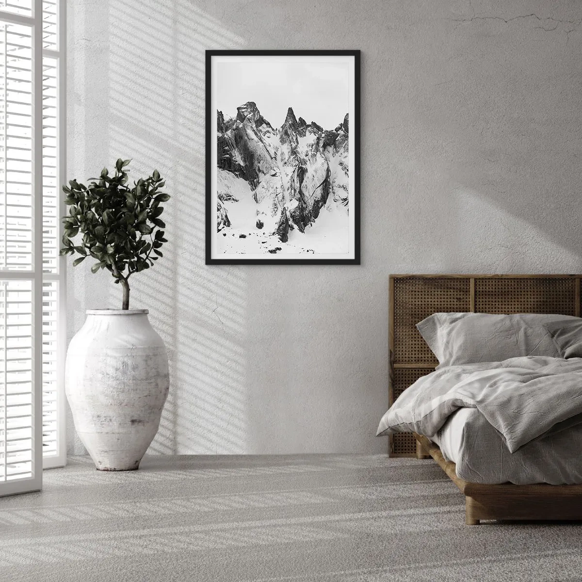 Plakat w czarnej ramie - Surowy krajobraz górski w czarno-białej kolorystyce - 50x70cm - Granitowa groźna grań - Nowoczesna dekoracja ścienna do salonu i sypialni ARTTOR