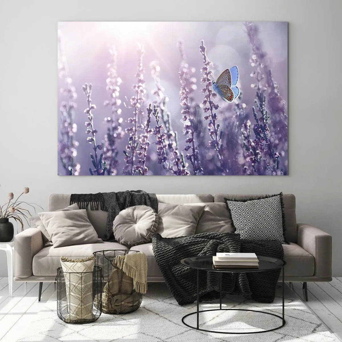 Obraz na szkle - Motyl na polu lawendy w promieniach słońca - 70x50cm - Pocałunek motyla - Nowoczesna dekoracja ścienna do salonu i sypialni ARTTOR