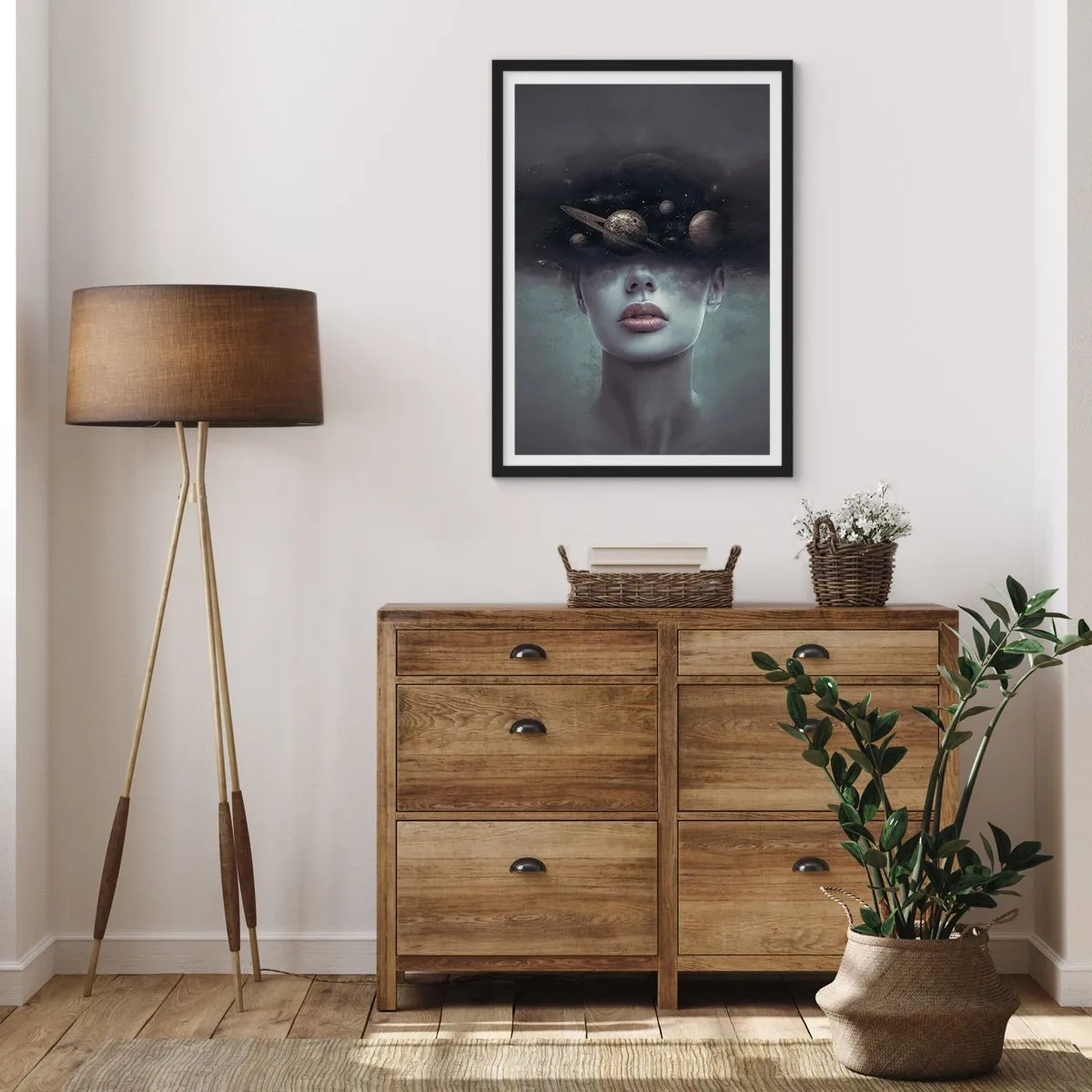 Plakat w czarnej ramie - Tajemniczy portret kobiety z planetami w kosmosie - 50x70cm - A planety szaleją… - Nowoczesna dekoracja ścienna do salonu i sypialni ARTTOR