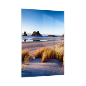 Obraz na szkle - Plaża o świcie z trawami i skałami w tle przy spokojnym morzu - 50x70cm - Dla poszukiwaczy spokoju - Nowoczesna dekoracja ścienna do salonu, kuchni i sypialni ARTTOR