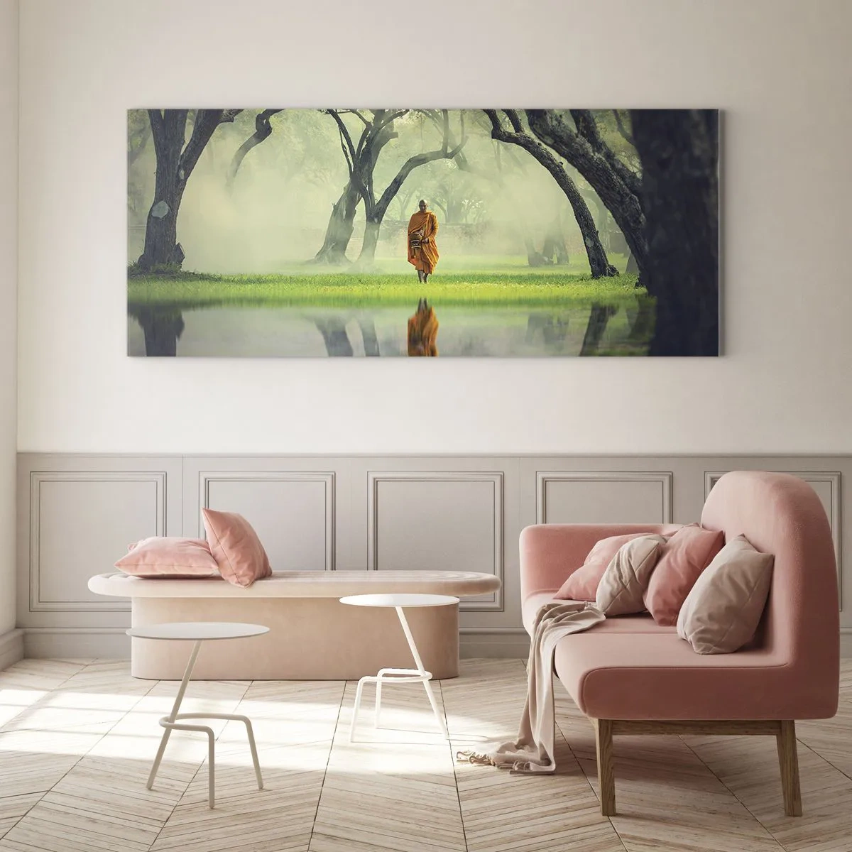 Obraz na szkle - Mnich w pomarańczowej szacie w lesie z mglistym tłem i odbiciem w wodzie - 120x50cm - W drodze do oświecenia - Nowoczesna dekoracja ścienna do salonu i sypialni ARTTOR