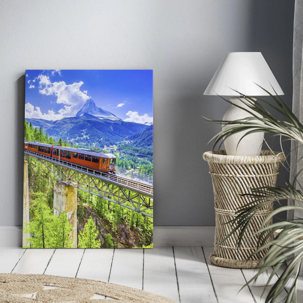 Obraz na płótnie - Górski pociąg przejeżdżający przez most z widokiem na Matterhorn - 50x70cm - Kolej na Alpy - Nowoczesna dekoracja ścienna do salonu, kuchni i sypialni ARTTOR