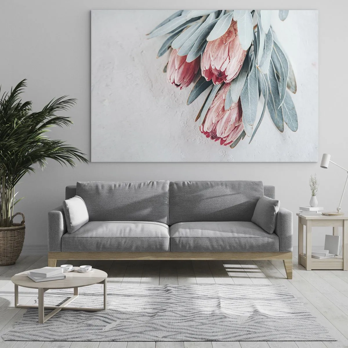 Obraz na szkle - Trzy pastelowe kwiaty protei z liśćmi na jasnym tle - 70x50cm - Zawstydzone własną urodą - Nowoczesna dekoracja ścienna do salonu i sypialni ARTTOR