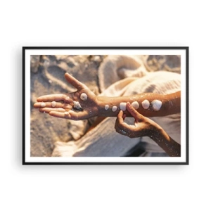 Plakat w czarnej ramie - Dłonie z ułożonymi muszlami na tle piasku - 100x70cm - Piękno w zasięgu ręki - Nowoczesna dekoracja ścienna do salonu i sypialni ARTTOR