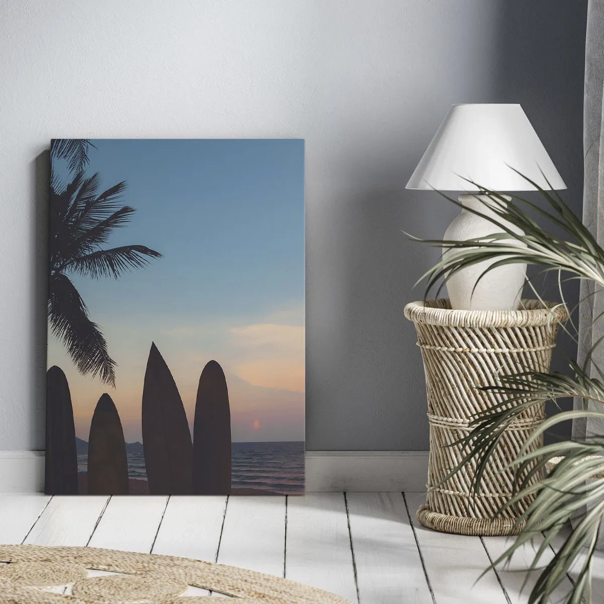 Obraz na płótnie - Deski surfingowe na tle palmy i zachodu słońca - 80x120cm - Jutro też będzie zabawa - Nowoczesna dekoracja ścienna do salonu i sypialni ARTTOR