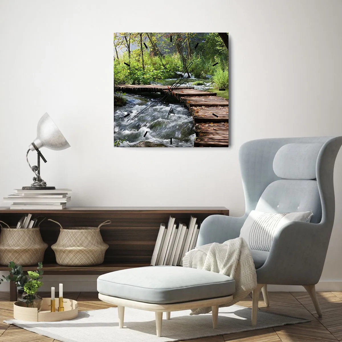 Zegar ścienny - Drewniany pomost nad rwącym strumieniem otoczony zielenią lasu. - 30x30cm - Nad pienistą kaskadą - Nowoczesna dekoracja ścienna do salonu i sypialni ARTTOR