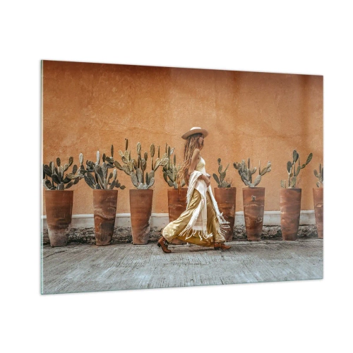 Obraz na szkle - Kobieta w stylu boho spacerująca przy donicach z kaktusami - 100x70cm - W stylu hippie - Nowoczesna dekoracja ścienna do salonu, kuchni i sypialni ARTTOR