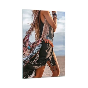 Obraz na szkle - Kobieta w stylizacji boho z detalami piór i biżuterii - 70x100cm - Dziewczyna szamana - Nowoczesna dekoracja ścienna do salonu i sypialni ARTTOR