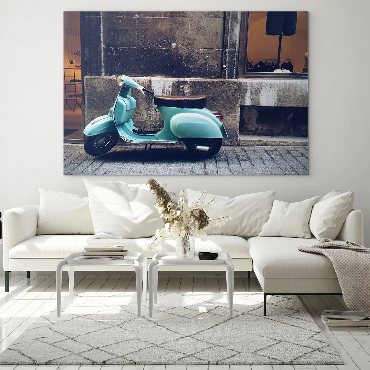 Obraz na szkle - Niebieski skuter przy ścianie budynku - 70x50cm - Niezapomniane klimaty - Nowoczesna dekoracja ścienna do salonu i sypialni ARTTOR