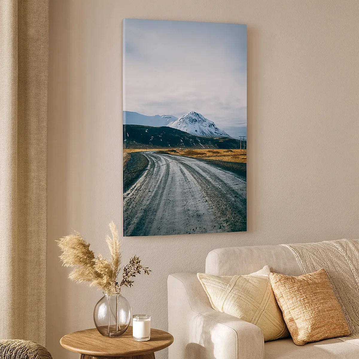 Obraz na płótnie - Droga prowadząca w stronę ośnieżonych gór pod zachmurzonym niebem - 50x70cm - W islandzkim klimacie - Nowoczesna dekoracja ścienna do salonu, kuchni i sypialni ARTTOR