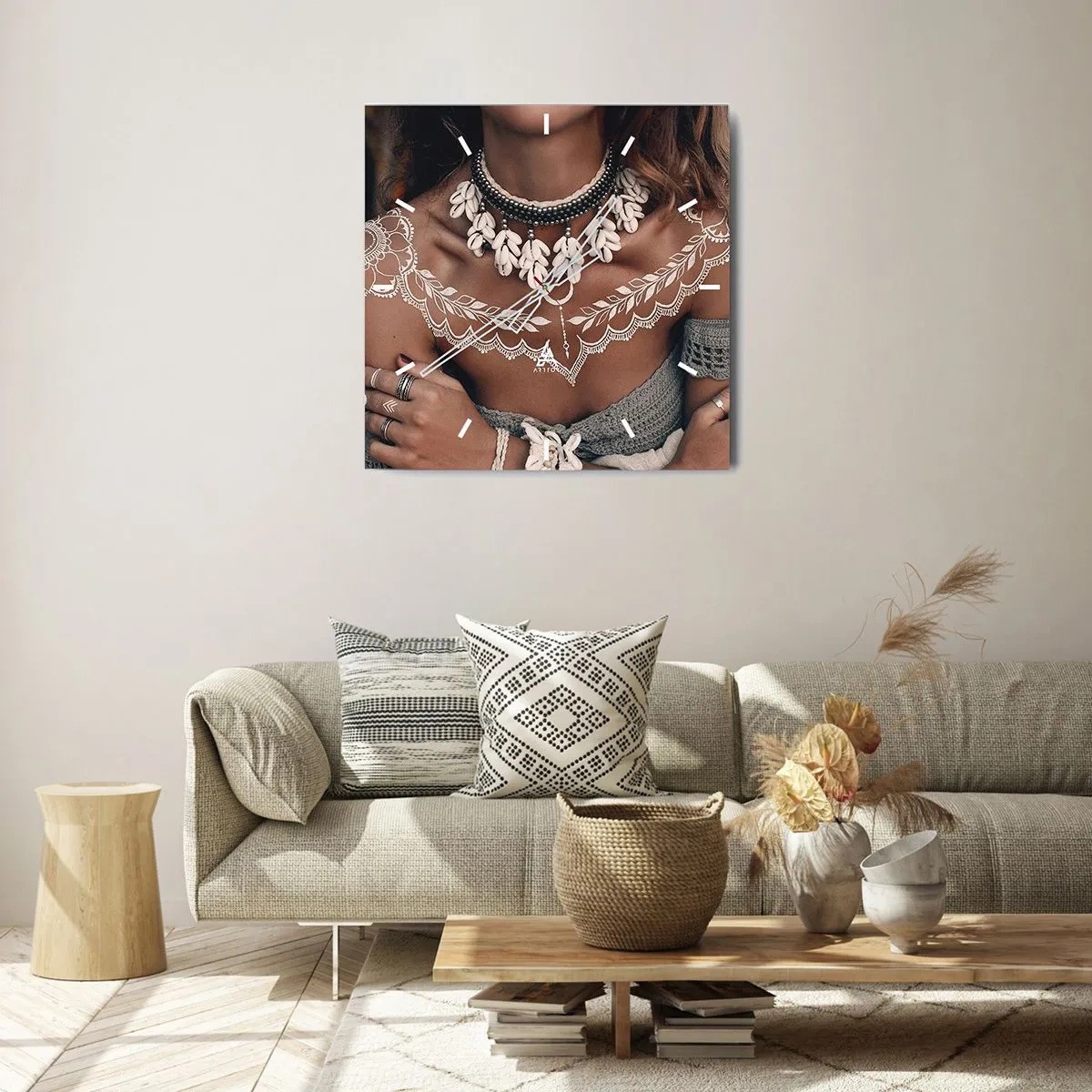 Zegar ścienny - Styl boho z biżuterią z muszli i koronkowym wzorem - 30x30cm - Talizmany, rytuały kobiecości - Nowoczesna dekoracja ścienna do salonu i sypialni ARTTOR