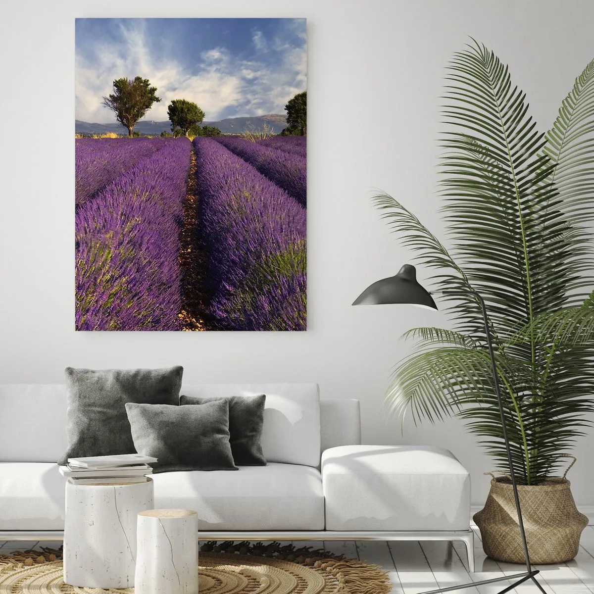Obraz na szkle - Pole lawendy z drzewami i górskim tłem - 50x70cm - Lawendowe łany - Nowoczesna dekoracja ścienna do salonu, kuchni i sypialni ARTTOR