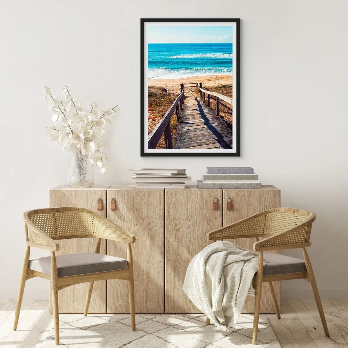Plakat w czarnej ramie - Drewniana ścieżka prowadząca na plażę z widokiem na morze - 50x70cm - Biegnij! - Nowoczesna dekoracja ścienna do salonu i sypialni ARTTOR