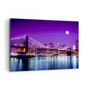 Obraz na płótnie - Brooklyn Bridge nocą z podświetlonym miastem i pełnią księżyca - 120x80cm - Światła wielkiego miasta we fiolecie - Nowoczesna dekoracja ścienna do salonu, kuchni i sypialni ARTTOR