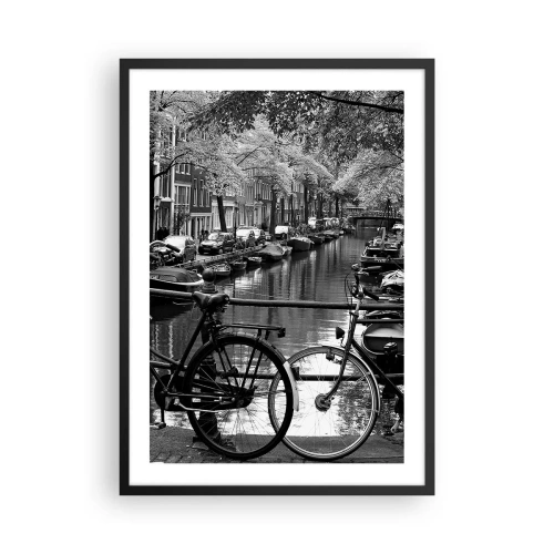 Plakat w czarnej ramie - Czarno-biały widok kanału z rowerami w Amsterdamie - 50x70cm - Bardzo holenderski widok - Nowoczesna dekoracja ścienna do salonu i sypialni ARTTOR
