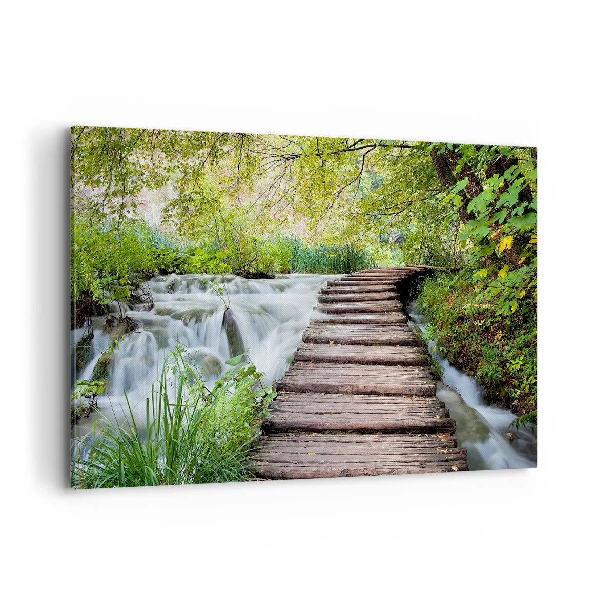 Obraz na płótnie - Drewniany pomost nad wodospadem otoczonym bujną zielenią lasu. - 100x70cm - Wcale nie cicha woda - Nowoczesna dekoracja ścienna do salonu, kuchni i sypialni ARTTOR