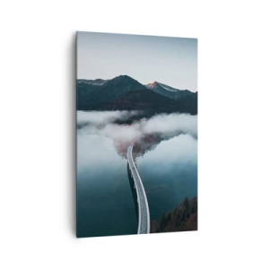 Obraz na płótnie - Most nad spokojnym jeziorem otoczonym górami i mgłą - 80x120cm - Nad wodą gładką jak lustro - Nowoczesna dekoracja ścienna do salonu i sypialni ARTTOR